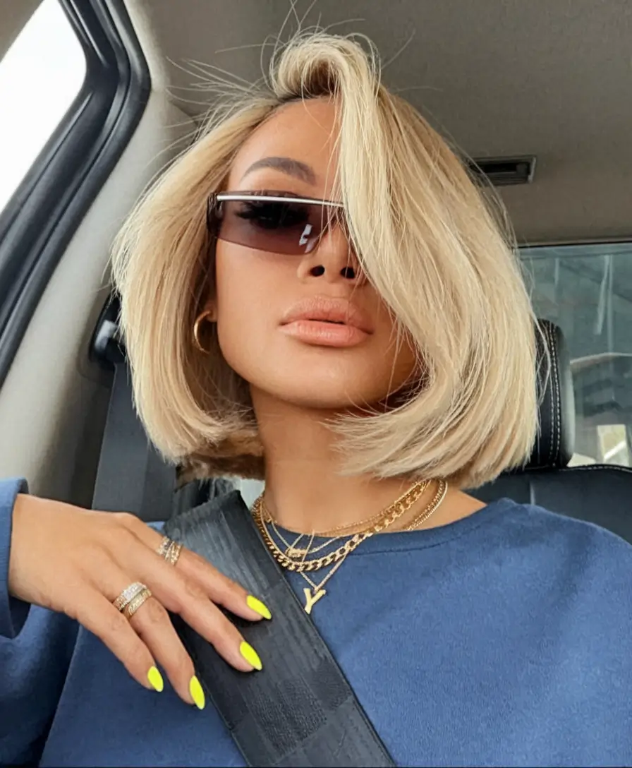 2025 Silky Blunt Bob with Champagne Blonde