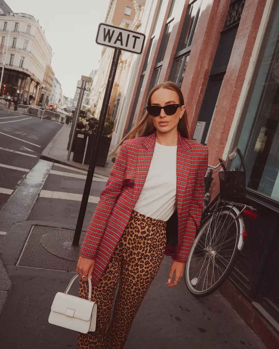 trendy-outfits-for-women-over-30-fall-Bold-Prints-That-Shouldnt-Work-But-Totally-Do