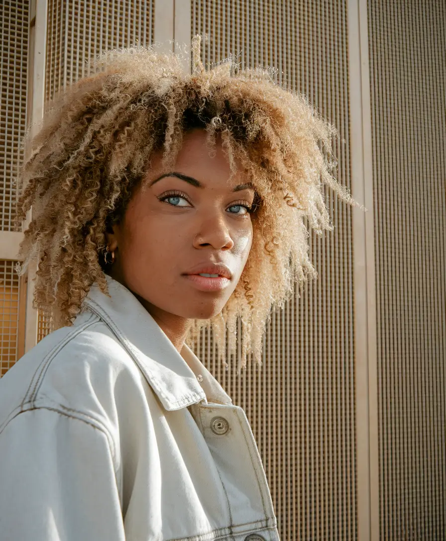 fall hair color for brown skin 2025 golden coils curly