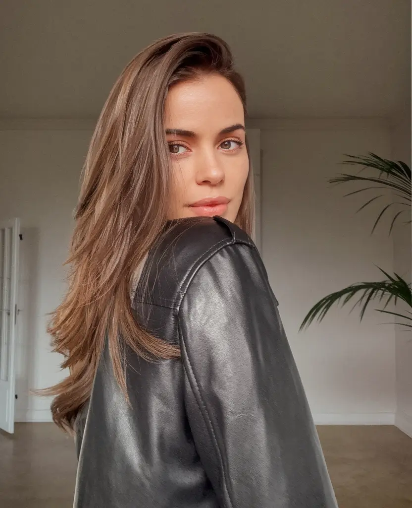 warm fall hair color 2025 Light Brown Layers with Minimalist Polish